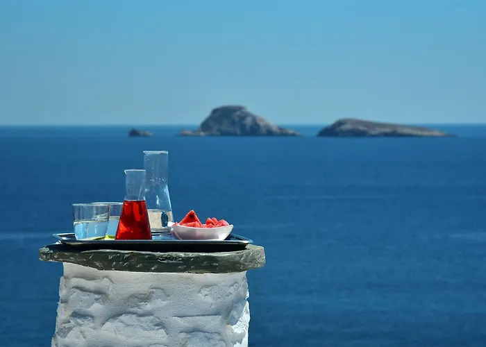 Onar & Villa Karavostasis (Folegandros)